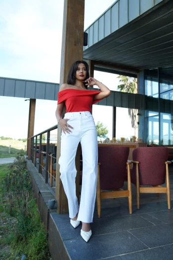 Beyaz ZR Kesik Paça Jean, Kırmızı ZR Madonna Yaka Bluz
