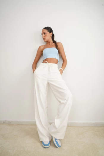 Beyaz Beli Lastikli Pantolon, Bebe Mavisi Bağcık Detaylı Crop