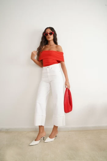 Beyaz ZR Paçası Kat Detaylı Jean, Kırmızı ZR Madonna Yaka Bluz