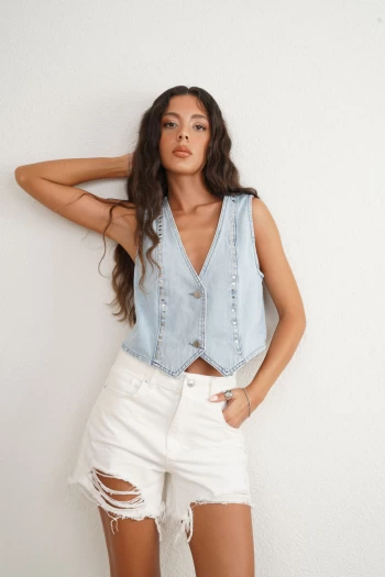 Buz Mavisi Zımba Detaylı Yelek, Beyaz ZR Yırtık Jean Şort
