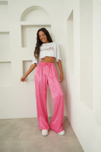 Fuşya Orijinal Marka Beli Lastikli Saten Pantolon, Beyaz Çiçek Baskılı Orj Model T-Shirt