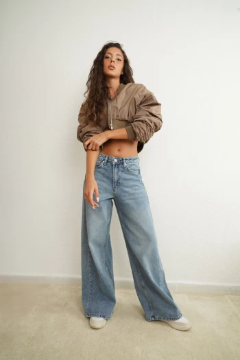 Açık Mavi ZR Baggy Jean, Camel Straplez Croptop, Haki Crop Bomber Ceket