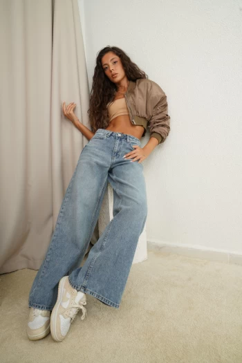 Açık Mavi ZR Baggy Jean, Camel Straplez Croptop, Haki Crop Bomber Ceket