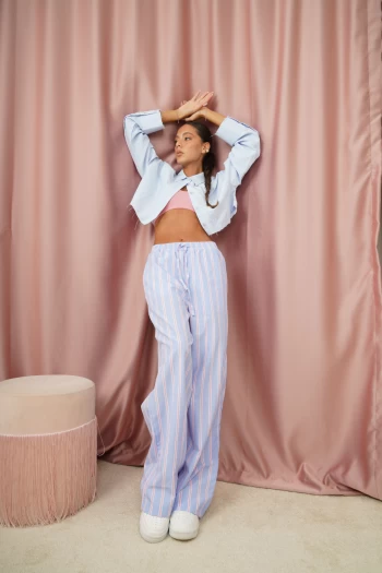 Bebe Mavisi Crop Gömlek, Pembe V Yaka İp Askılı Crop, Mavi Çizgili Rahat Pantolon