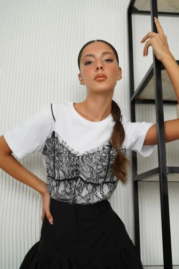 Beyaz Fiyonklu Baskılı T-Shirt, Siyah Fırfırlı Balon Etek