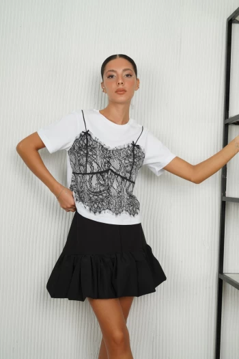 Beyaz Fiyonklu Baskılı T-Shirt, Siyah Fırfırlı Balon Etek