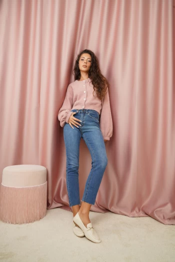 Gül Kurusu Düğmeli Yumoş Hırka, Mavi Paçası Lazer Kesim Kot Pantolon