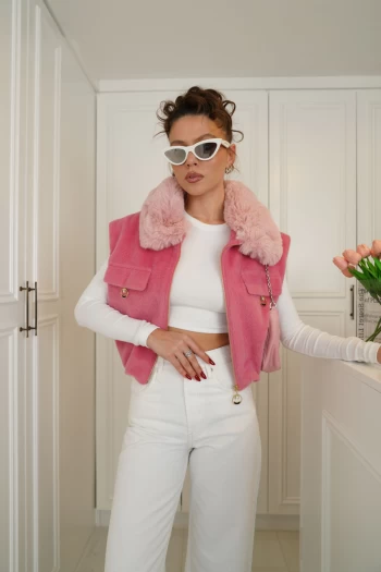 Pembe Yakası Kürk Kaşe Yelek, Beyaz ZR Paçası Kat Detaylı Jean, Beyaz Uzun Kollu