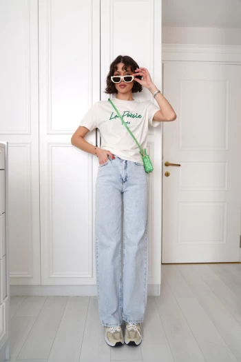 Buz Mavisi Yırtık Detaylı Jean, Ekru Orj Model Nakışlı T-Shirt