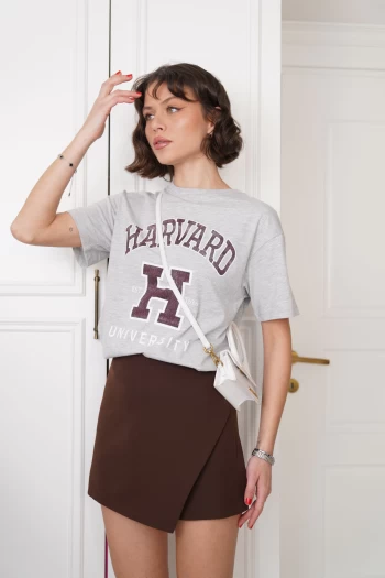 Kahverengi Yaka Detaylı Ceket, Gri Orj Model Eskitme T-Shirt, Acı Kahve Zr Arkası Cep Detaylı Şort Etek