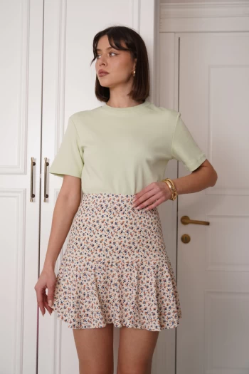 Fıstık Yeşili Kısa Kol T-Shirt, Bej Desenli Şort Etek