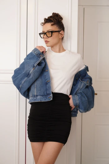 Siyah Drape Detaylı Etek, Mavi Oversize Jean Ceket, Beyaz Kısa Kol T-Shirt