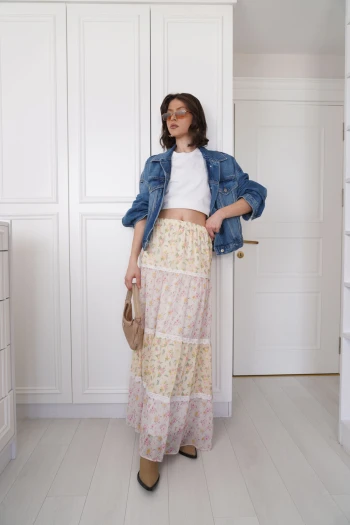 Beyaz Kısa Kol T-Shirt, Renkli Çiçek Desenli Şifon Etek, Mavi Oversize Jean Ceket