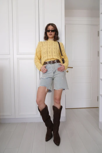 Sarı Ponpon Detaylı Ajurlu Triko, Buz Mavisi Lazer Kesim Jean Şort