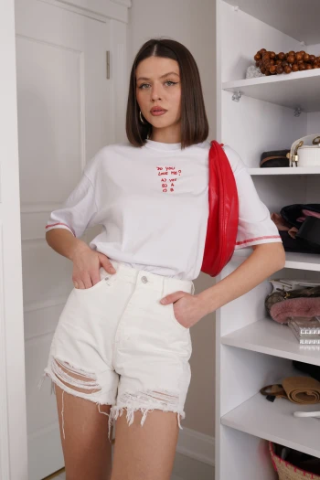 Beyaz Yırtık Jean Şort, Beyaz Dikiş Detaylı T-Shirt