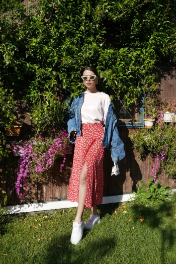 Kırmızı Çiçek Desenli Etek, Mavi Oversize Jean Ceket