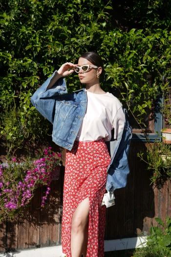 Kırmızı Çiçek Desenli Etek, Mavi Oversize Jean Ceket