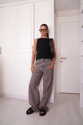 Siyah Sırt Dekolteli Bluz, Eskitme Mavi Baggy Jean