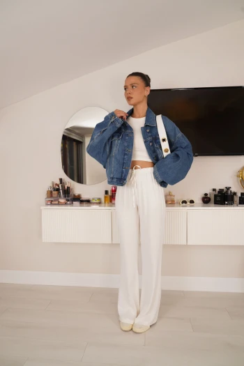 Beyaz İspanyol Paça Saten Pantolon, Mavi Oversize Jean Ceket