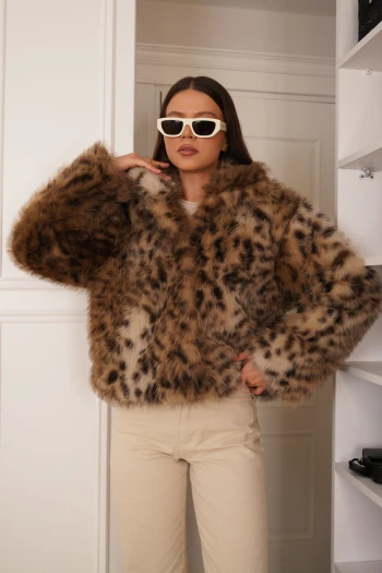 Krem Yarım Dik Yaka Bluz, Ekru Yüksek Bel Palazzo Jean, Bej Leopar Desen Kürk