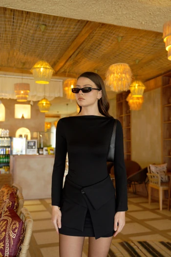 Siyah Etek Parça Detaylı Elbise