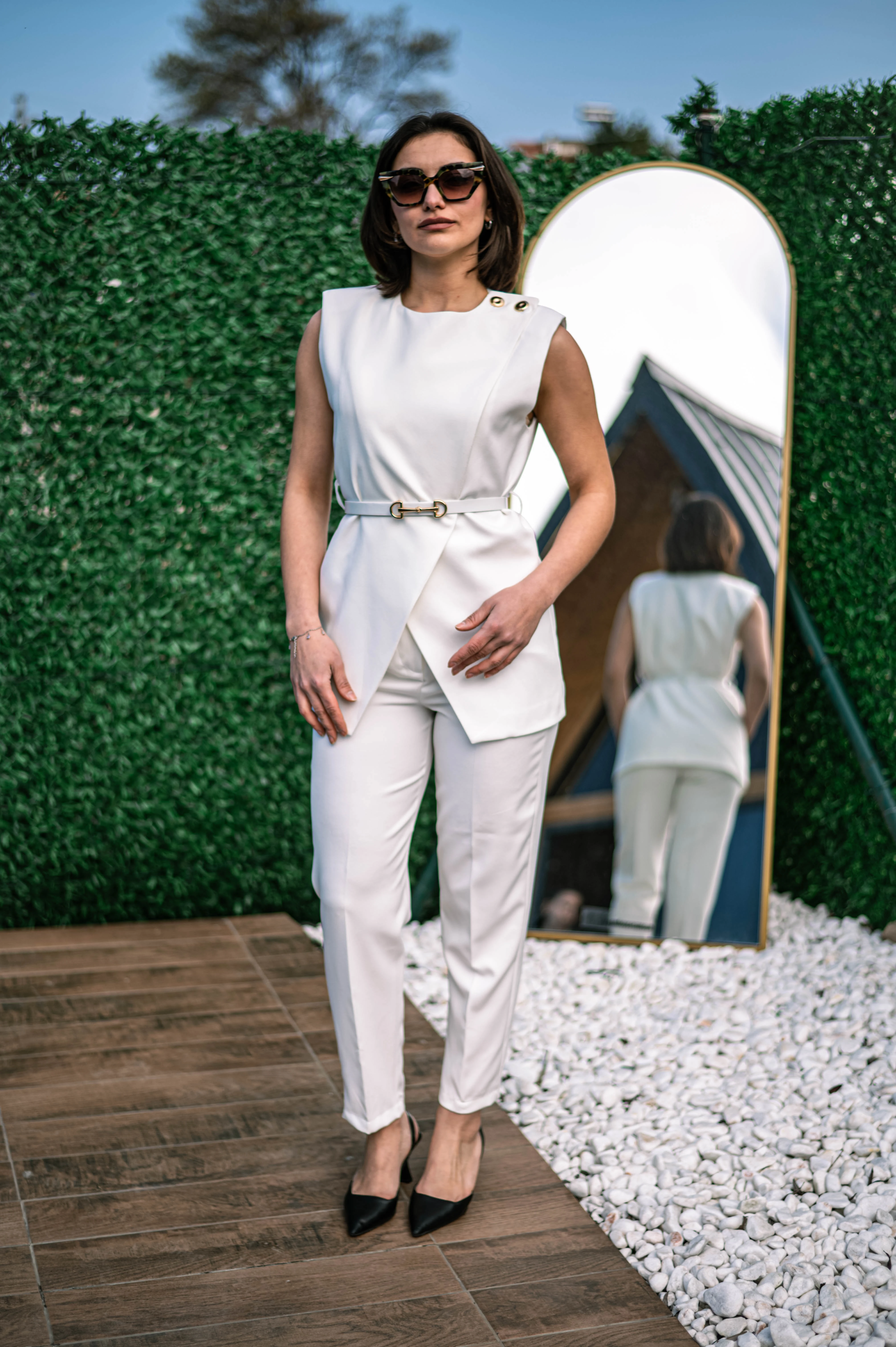 Beyaz Kemer Detaylı Takım