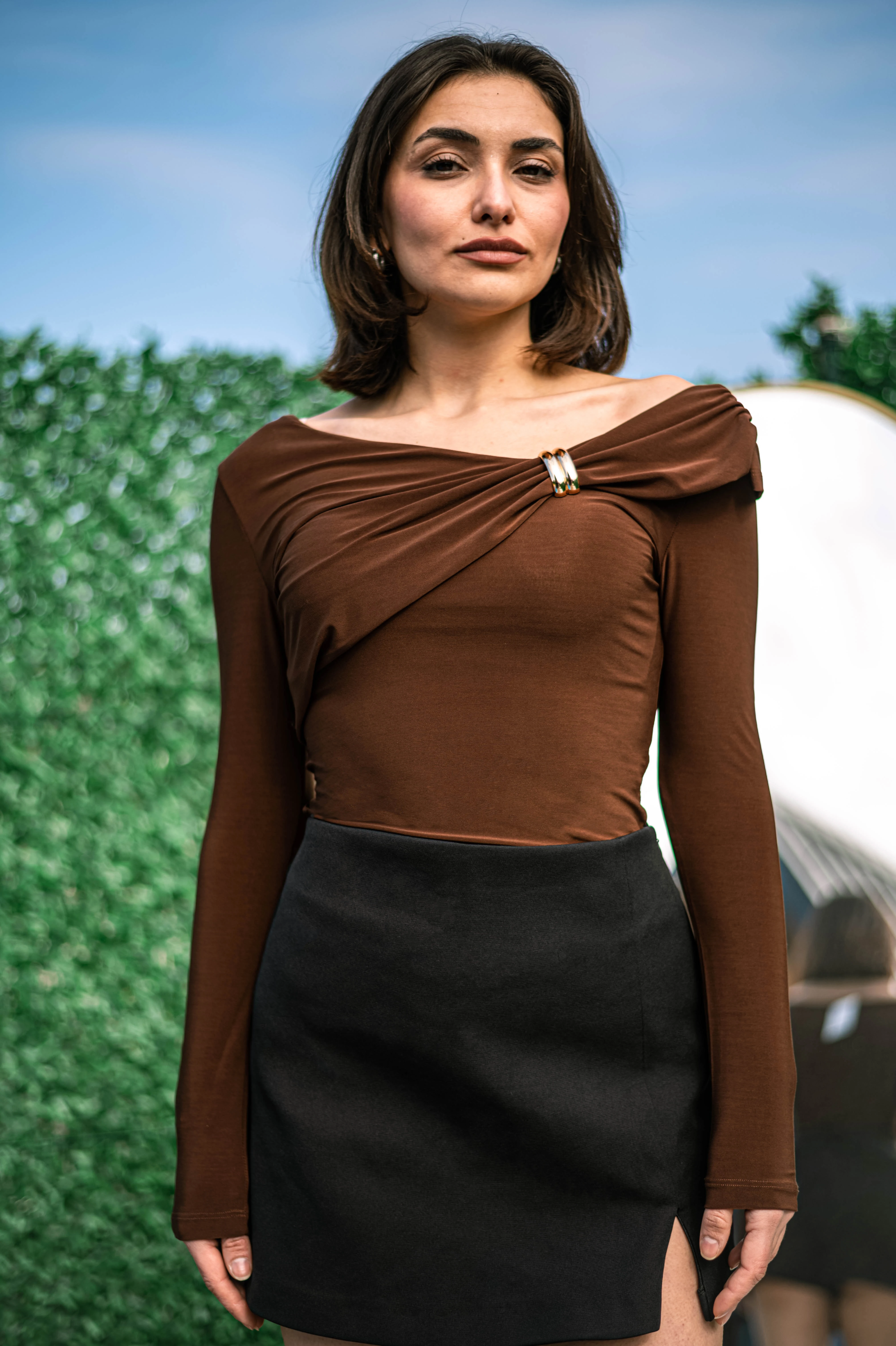 Kahverengi Yaka Aksesuar Detaylı Bluz