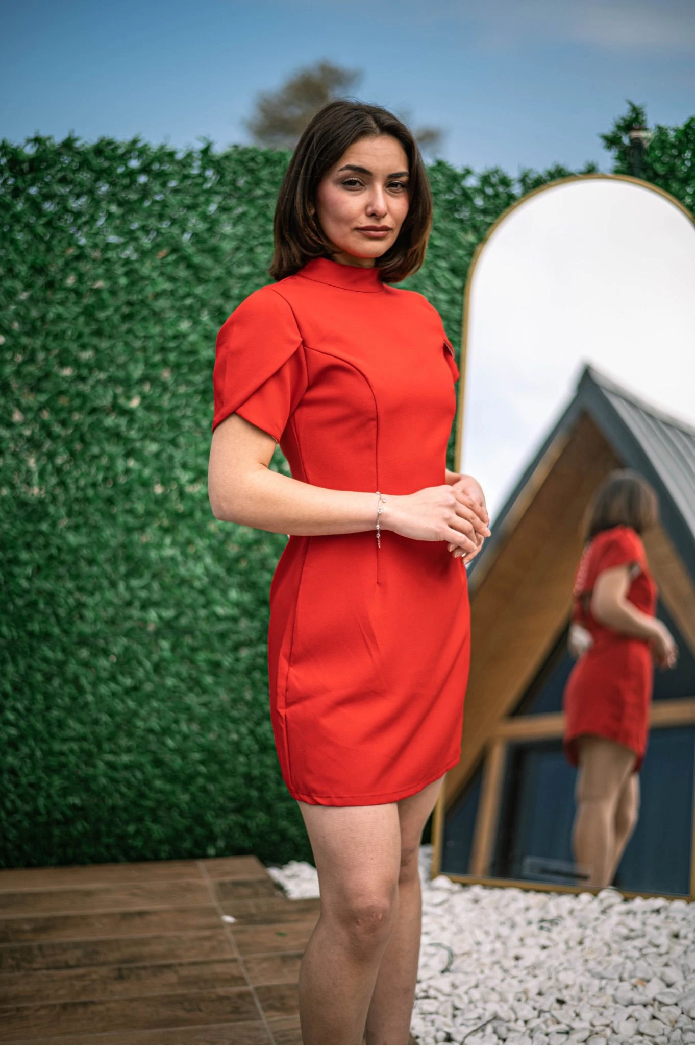 Kırmızı Sırt Dekolteli Fiyonk Detaylı Elbise