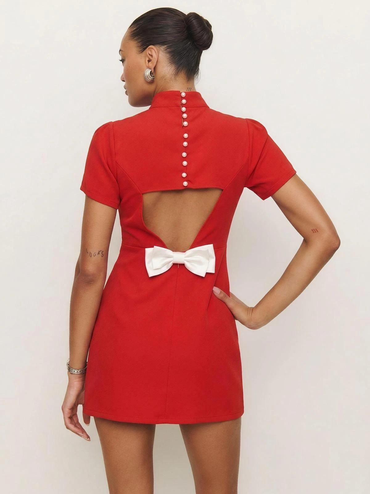 Kırmızı Sırt Dekolteli Fiyonk Detaylı Elbise