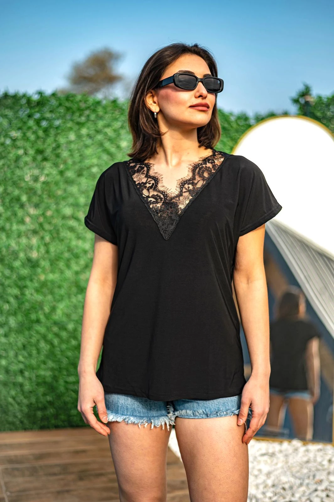Siyah V Yaka Dantelli Bluz